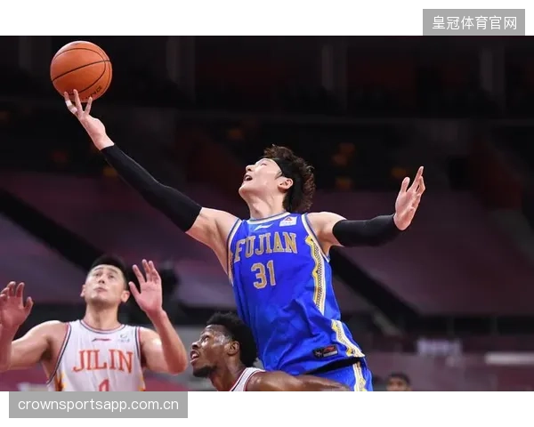 CBA福建突破分球找到外线空位稳稳命中，激战中的制胜之道